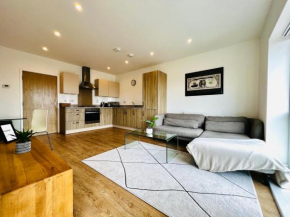 Modern & Stylish Minimalist Apartment, Reading